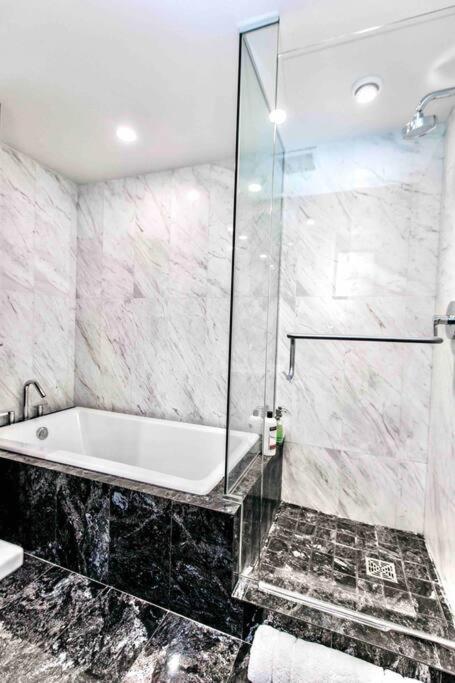 Victoria'S Best Location 2 Bedroom Luxe Condo Dış mekan fotoğraf