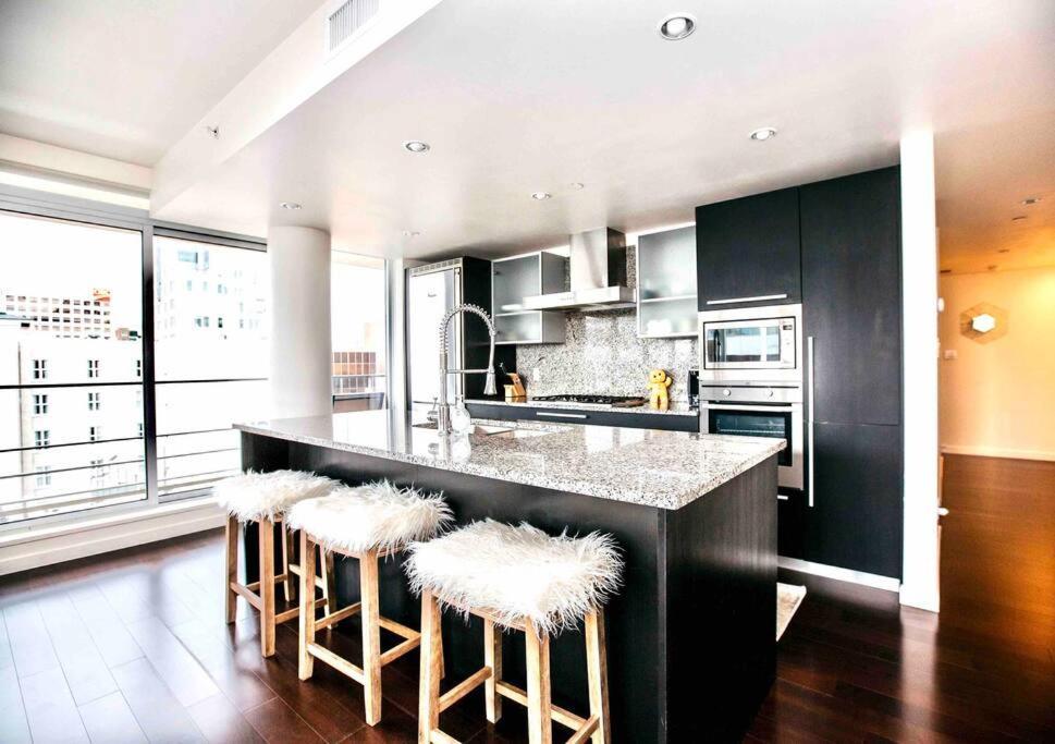 Victoria'S Best Location 2 Bedroom Luxe Condo Dış mekan fotoğraf