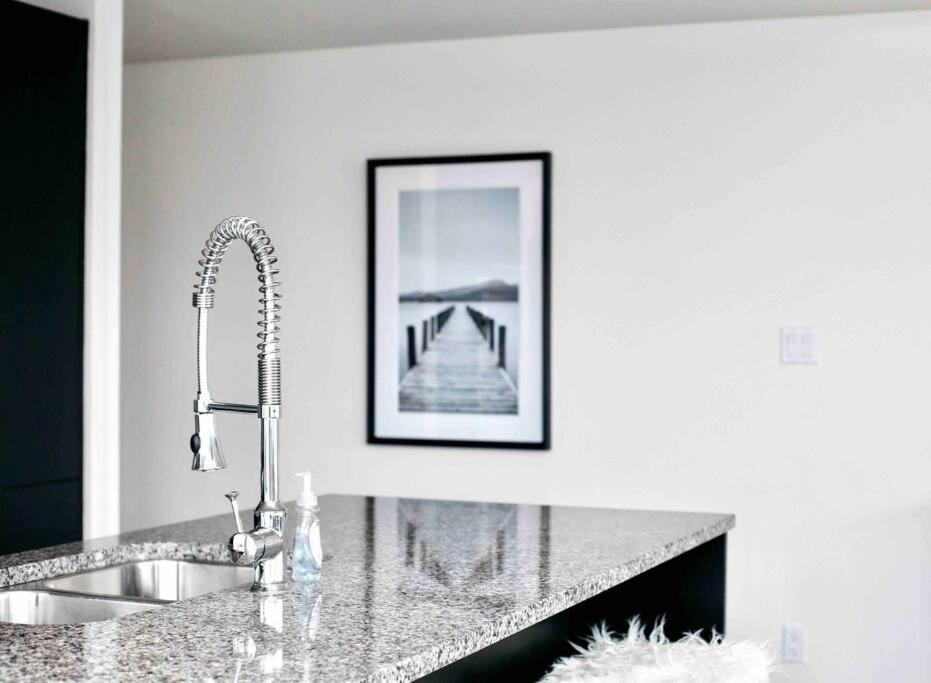 Victoria'S Best Location 2 Bedroom Luxe Condo Dış mekan fotoğraf